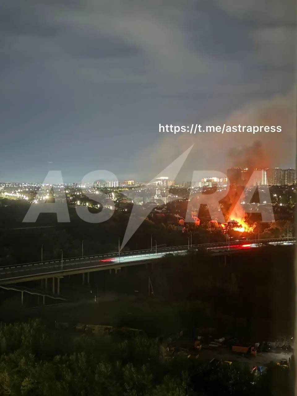 Ночная подборка: атаки беспилотников в Белгороде и Ростове, удары по Запорожью и Сумской области, рейды в петербургских ТЦ, аудиоспектакль калининградской правозащитницы и новые законы об ИИ и мигрантах.