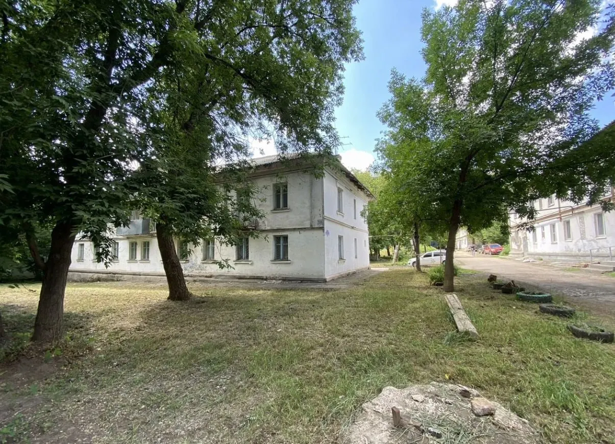 В Сарапульском переулке выставлено здание 1953 года постройки: 22 комнаты, пять туалетов и устаревший ремонт — объект требуют вложений.