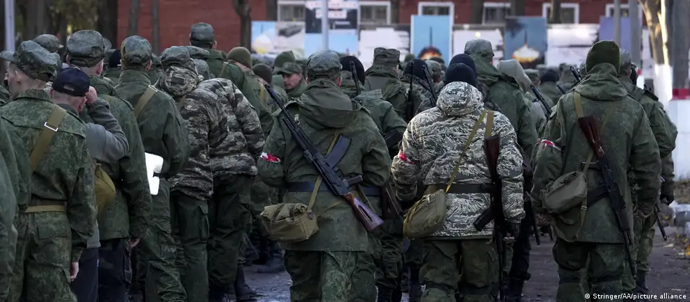 Заявления о возможном расширении мобилизации противоречат официальным опровержениям. Расследования и эксперты указывают на ряд признаков, которые власти могут использовать для наращивания призывных усилий, но решение остаётся политическим.