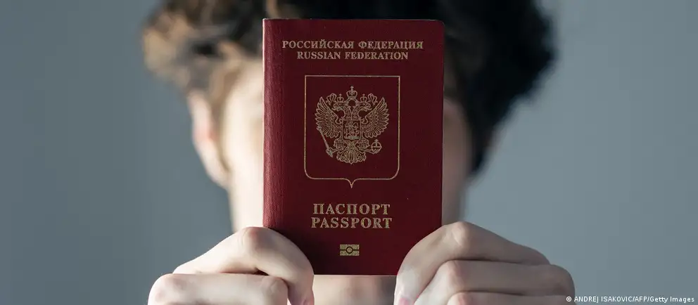 После возражений Франции и Италии проект визового запрета пересмотрен: ограничения предлагаются для краткосрочных виз и лишь для тех, кто непосредственно участвовал в боевых действиях в Украине; расширены исключения по гуманитарным и государственным основаниям.