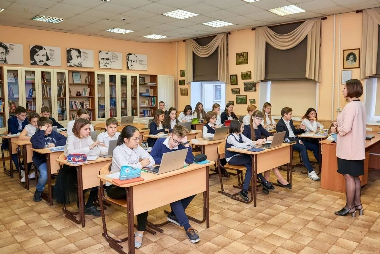 Указ закрепляет особый статус профессии, гарантирует наставничество для новичков, бесплатный доступ к государственным электронным образовательным ресурсам, бесплатную юридическую помощь и присвоение звания «Ветеран труда» за 25 лет в профессии.