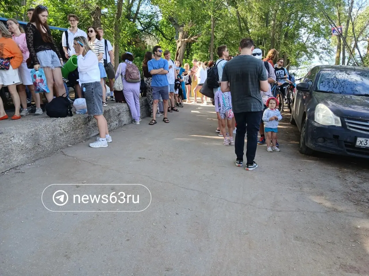 Утром на поляне Фрунзе пароход задержали из‑за ракетной опасности, онлайн‑продажа не работала, билеты закончились — лодочник предложил переправу за 7 000 рублей.