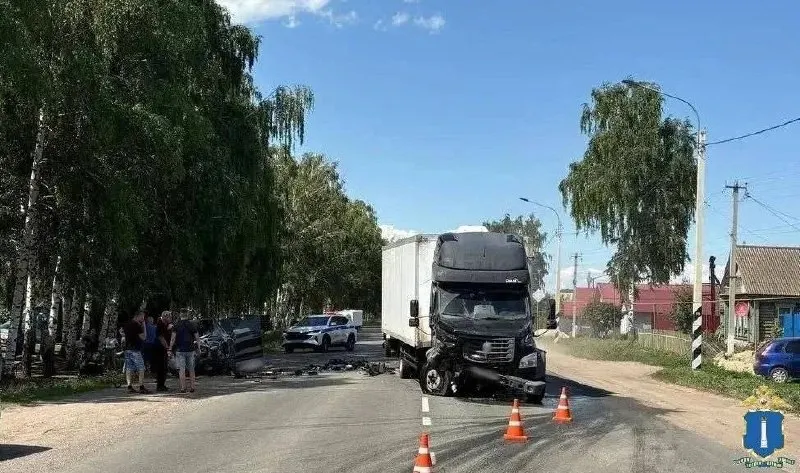 В Мелекесском районе водитель выехал на встречную полосу и столкнулся с «Газелью». На месте погибли водитель и двое пассажиров иномарки, девочку-пассажира госпитализировали.