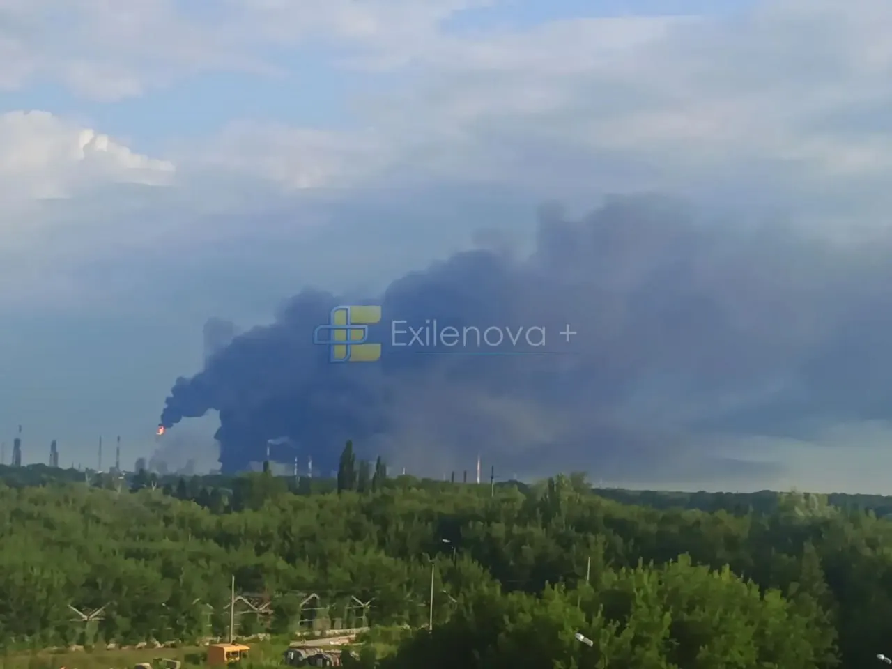 Беспилотные аппараты атаковали объекты в Краснодарском крае и Башкортостане: в Афипском обломки упали по 16 адресам, есть пострадавший; в Салавате горит крупный нефтеперерабатывающий комплекс.