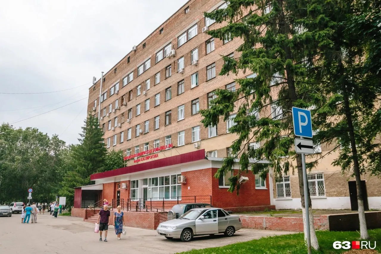 Модульное приёмное отделение соединят с хирургическими корпусами надземными переходами. Отделение оснастят КТ, цифровой мобильной системой с С-дугой и эндоскопическим оборудованием. Контракт подписан, идёт подготовка площадки.