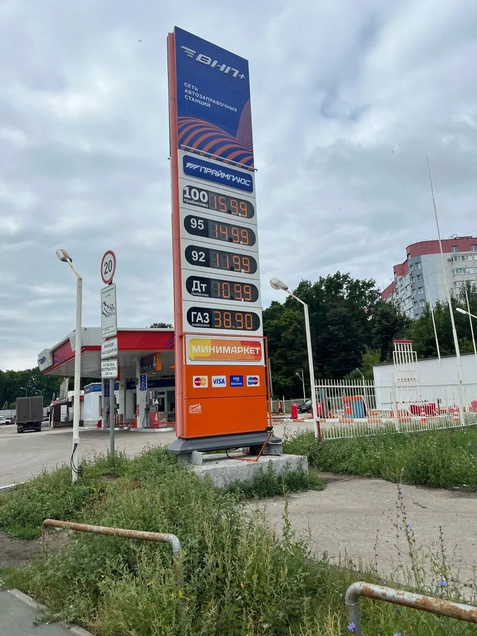 На заправках сети в Самаре цена бензина АИ‑95 достигла 157 руб./л. Водители жалуются на завышенные цены и отмечают, что на других станциях топливо бывает заметно дешевле.