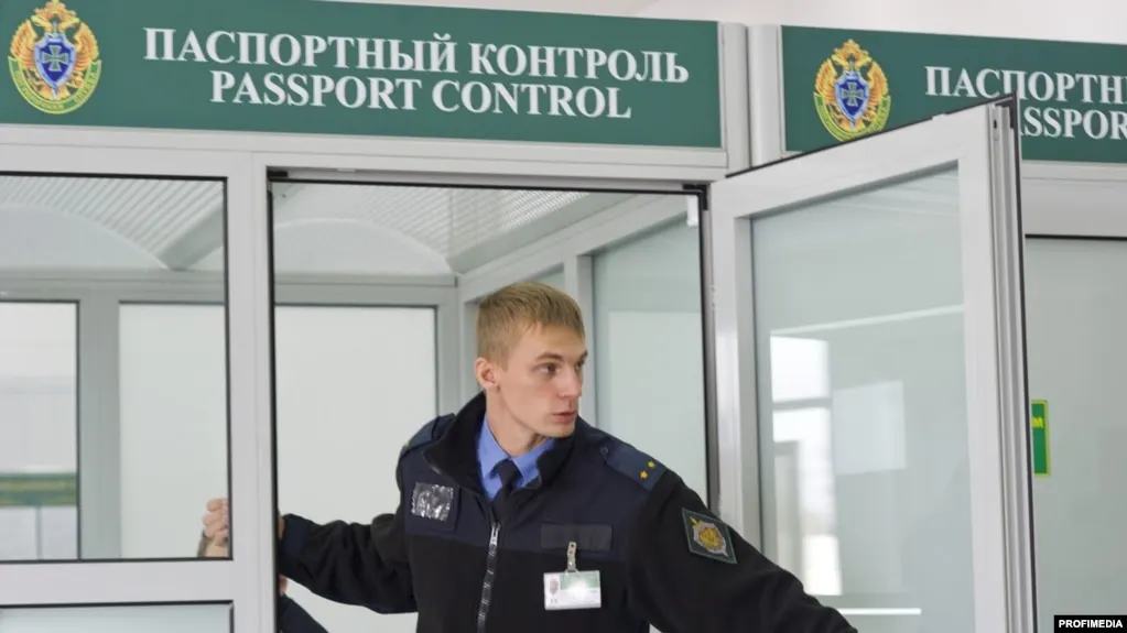 Глава Госдумы сообщил, что число административных статей, за которые предлагают выдворять иностранных граждан, увеличено до 45; в перечень добавлены, в том числе, неповиновение пограничнику и дискриминация.