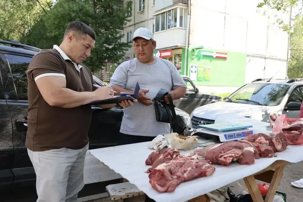 За первые шесть месяцев составлено 374 протокола за несанкционированную торговлю — взыскания превысили 1,3 млн рублей. В том числе во время рейда в Куйбышевском районе выявили семь нарушений.