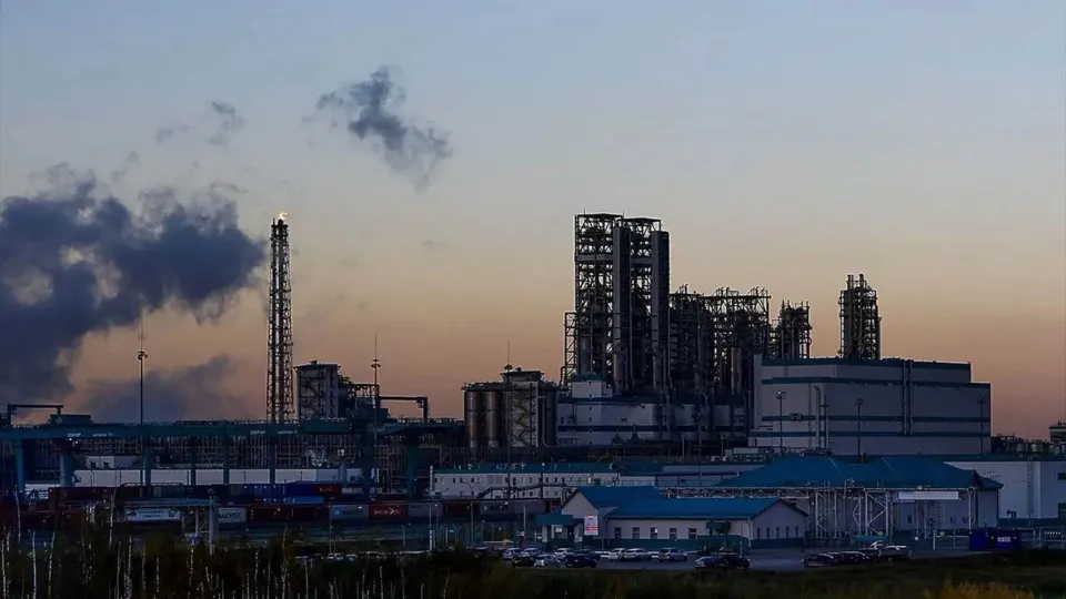 25 июля Тюменский нефтеперерабатывающий завод полностью приостановил переработку нефти и выпуск нефтепродуктов из‑за удара беспилотников; это уже шестой крупный НПЗ, остановившийся в июле.