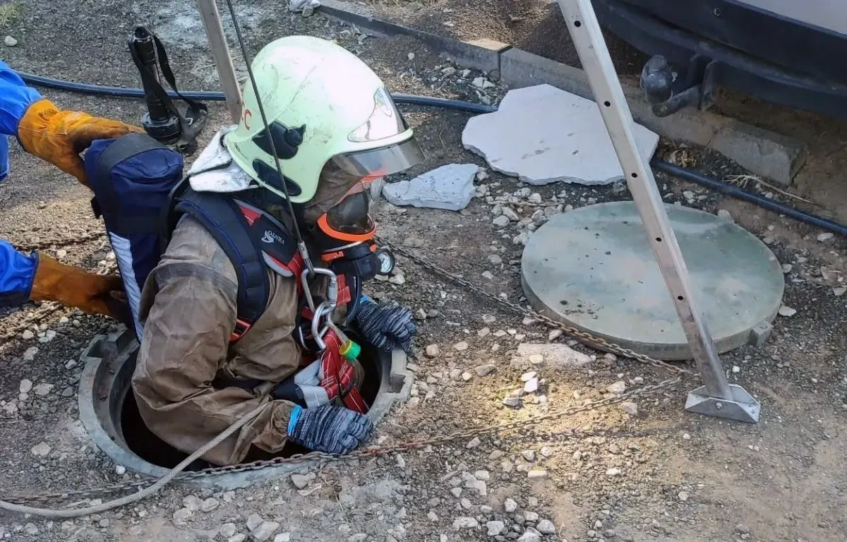 7 июля в селе Подстепки двое рабочих отравились газом при очистке канализационного колодца. Спасатели извлекли одного пострадавшего и тело второго, работы завершили к 17:43.