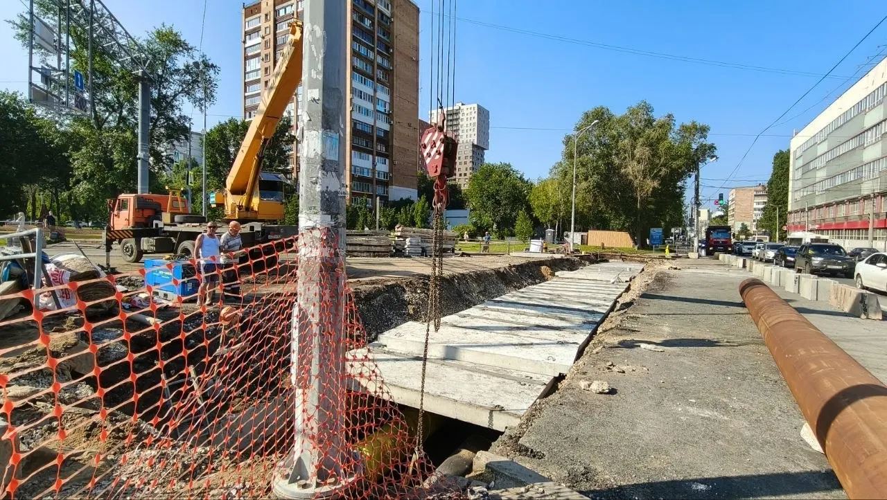 На участке у площади Памяти ведут замену магистрального трубопровода: дорогу планируют открыть 22 июля, а затем с 22 по 28 июля временно закроют улицу Мичурина для следующего этапа работ.