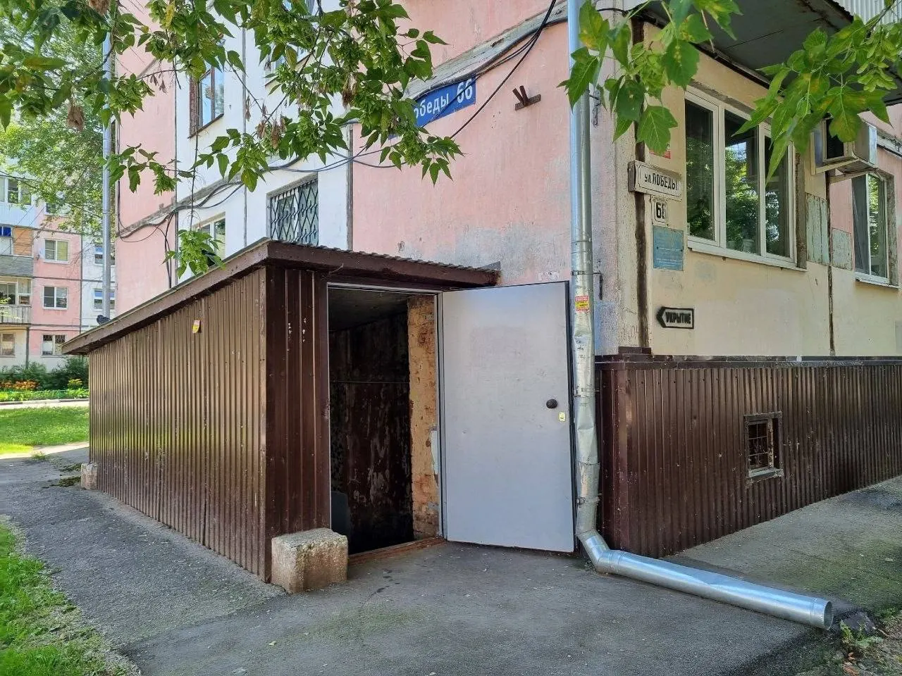 В доме №66 по улице Победы в Тольятти обустроили подвал как образцовое укрытие — опубликованы фотографии внутреннего помещения и оснащения.