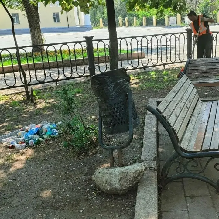 Жители жалуются, что в сквере у дворца культуры регулярно распивают спиртное: повсюду бутылки, сломанные скамейки и вырванные урны. Обещанных полицейских патрулей нет.