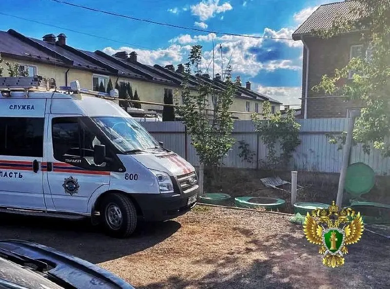 7 июля на частном участке в Подстепках двое мужчин отравились смесью газов при чистке канализационного колодца: один погиб, второго госпитализировали. Прокуратура района проводит проверку.