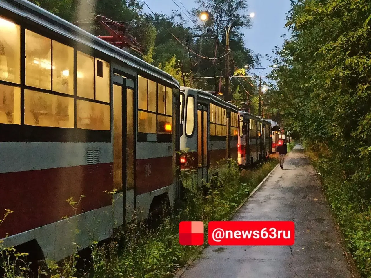 На кольце у Дома печати остановился вагон и ждёт эвакуации, из‑за чего вдоль Ботанического сада в направлении Дома печати образовалась серьёзная трамвайная пробка.