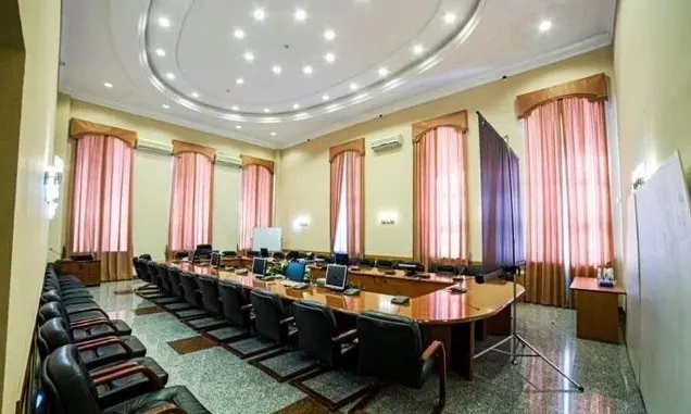 В Самаре на Красноармейской, 17 продают участок бывшего Дома связи — почти 10 тысяч м² с ремонтом, столовой, конференц-залом и паркингом. Цена с НДС — 600 млн рублей.