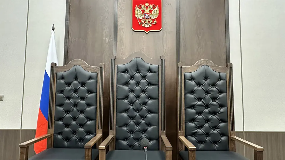 Правительство одобрило инициативу, которая позволит судам привлекать на должности секретарей заседаний, консультантов и других специалистов студентов юридических направлений и работников со средним профессиональным юридическим образованием. Авторы проекта считают, что это снимет кадровый дефицит, критики предупреждают о рисках временного персонала и необходимости улучшать условия труда.