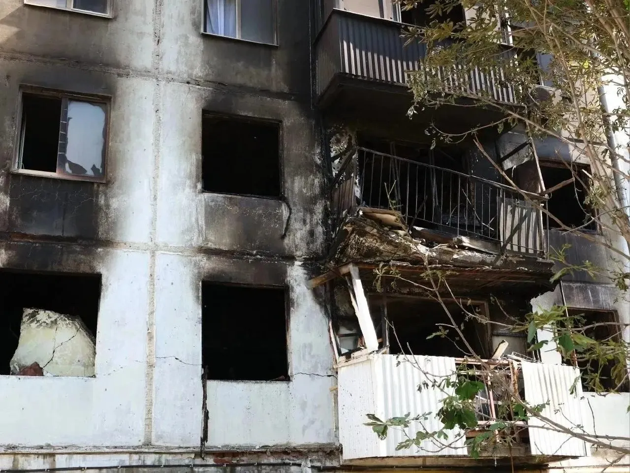 Областные власти выделили 3,8 млн руб. на помощь пострадавшим из дома №20 по улице XXII Партсъезда: 1,8 млн — единовременная материальная помощь, 2 млн — компенсации за утраченную мебель и технику. Дом подлежит расселению и сносу; площадку планируют благоустроить под зону отдыха.