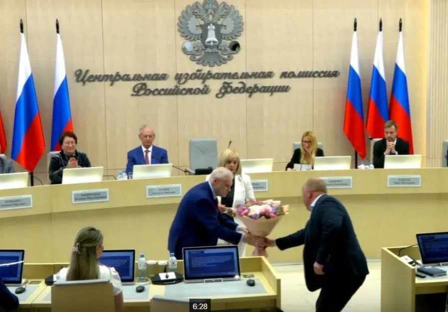 На заседании Центризбиркома единогласно приняли регистрацию списков «Справедливой России», вручили удостоверение Сергею Миронову, назначили члена ЦИК с правом совещательного голоса и утвердили 43 финансовых уполномоченных «Яблока» в регионах.