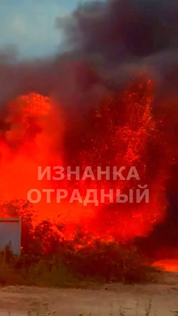 На улице Целинная в Отрадном дети бросили петарду в жилой дом, в результате чего произошло возгорание. Сведения о пострадавших и масштабах пожара уточняются.