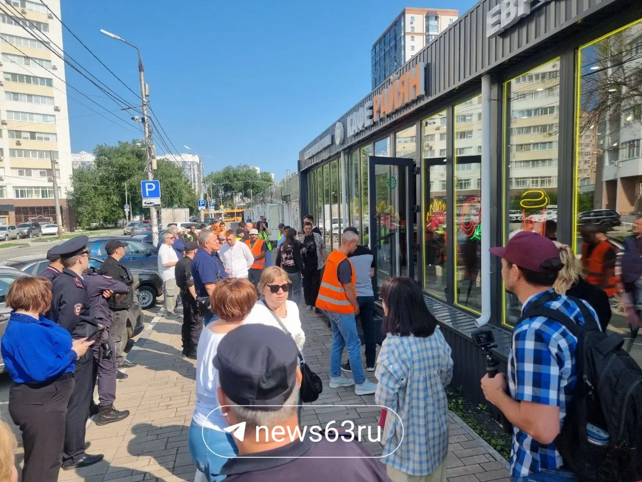 На месте бывшего стадиона «Буревестник» местные власти очищают участок от торговых павильонов и кафе, чтобы вернуть территории прежнее назначение.