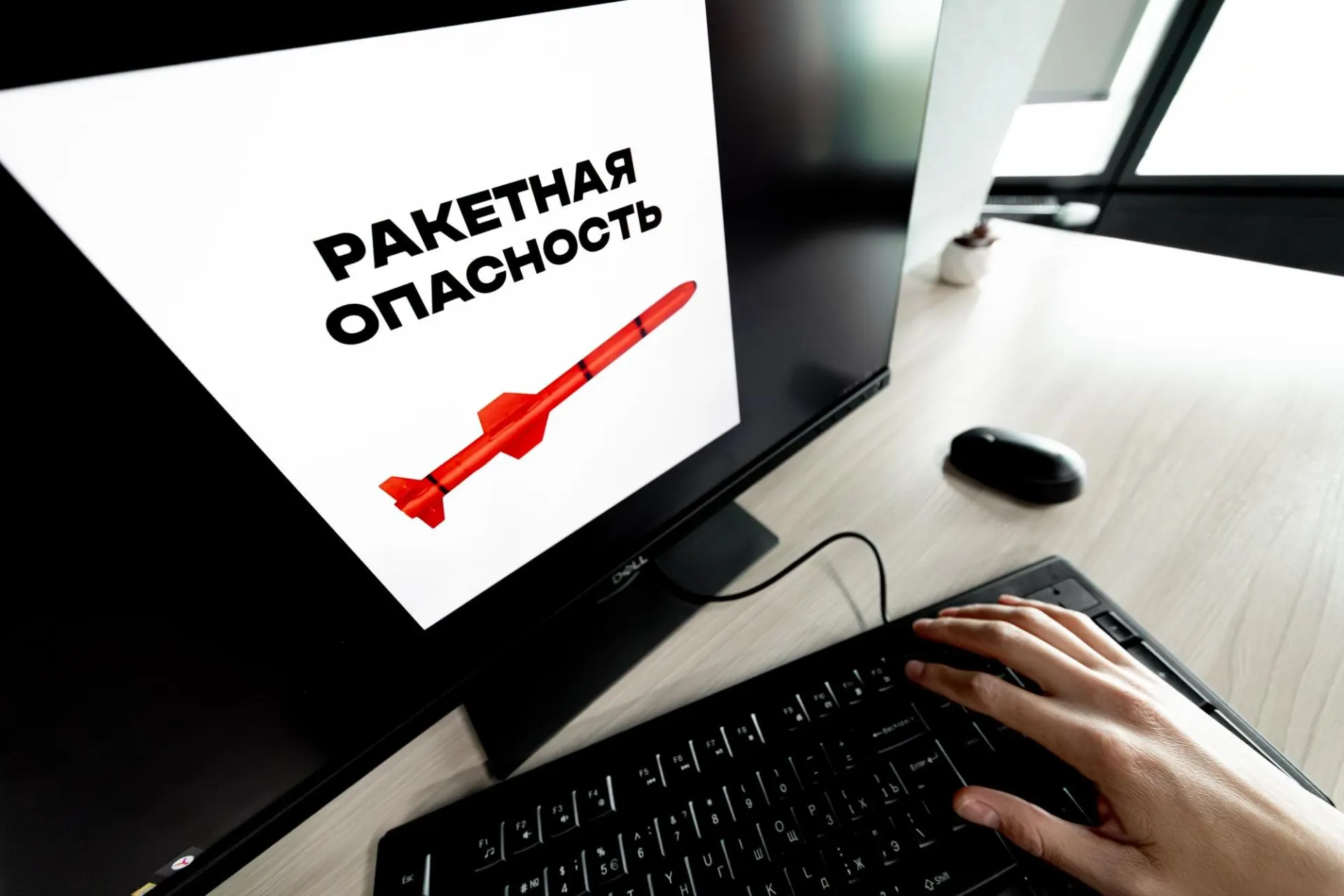 В ряде регионов России, включая Воронежскую область, объявлена ракетная опасность — в некоторых населённых пунктах звучали воздушные тревоги. Официальные подробности уточняются.