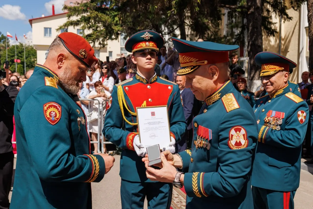 Начальнику Саратовского военного института войск Национальной гвардии Александру Белоглазову присвоено воинское звание генерал-лейтенанта. Погоны и удостоверение вручил заместитель директора Росгвардии Анатолий Маликов.