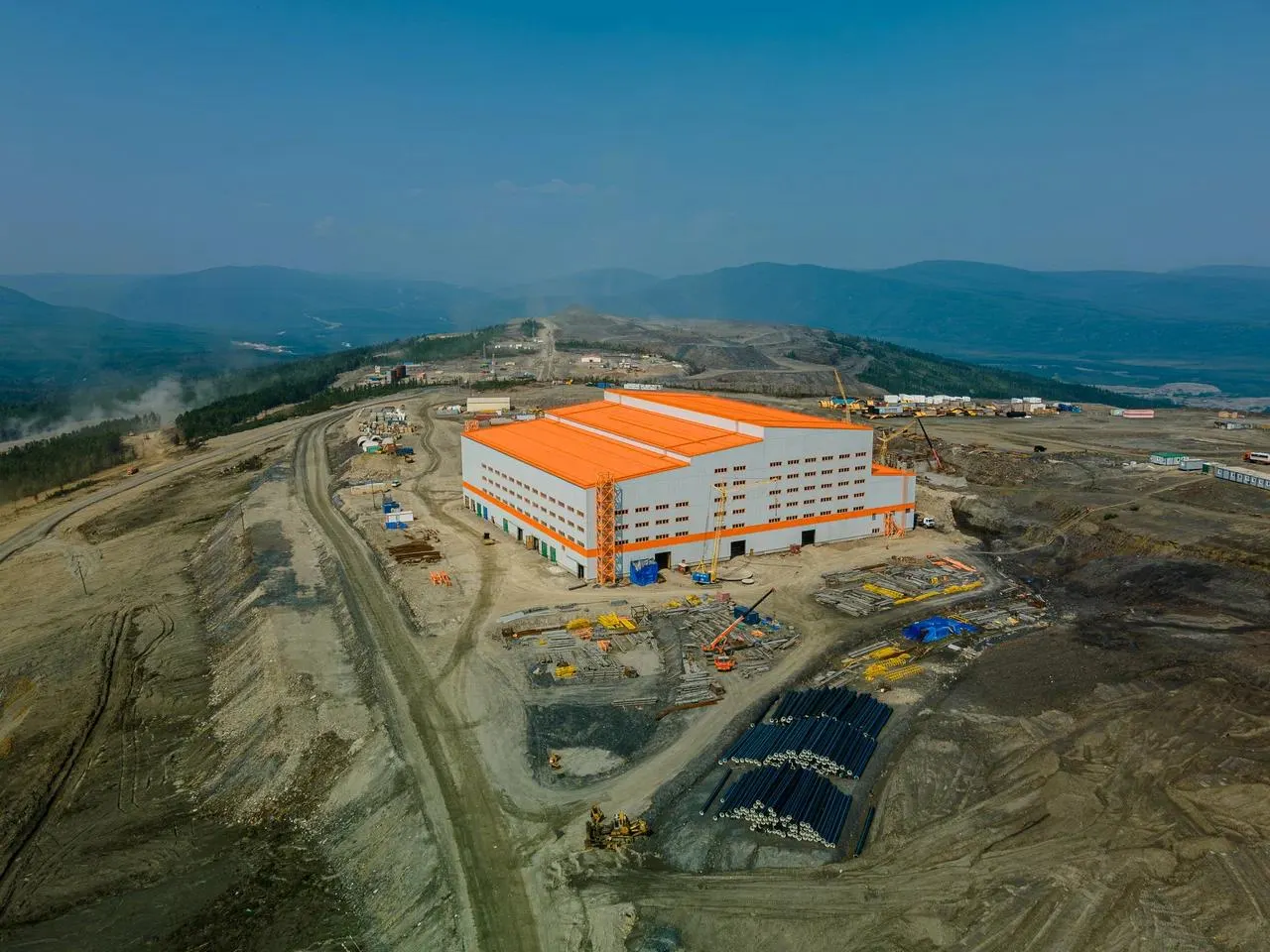 В 21-м пакете санкций Евросоюза оказалась компания GV Gold, одна из крупнейших российских золотодобывающих компаний, ведущая разработки в Иркутской области и Якутии; ограничения затронут активы и сотрудничество с европейскими партнёрами.