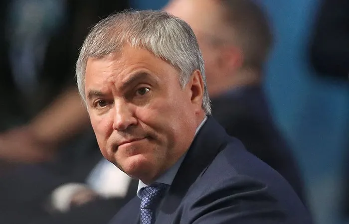 Председатель Госдумы Вячеслав Володин призвал не превращать проблему с бензином в предмет политических спекуляций, заявив, что такие попытки напоминают работу «пятой колонны» и угрожают единству страны.