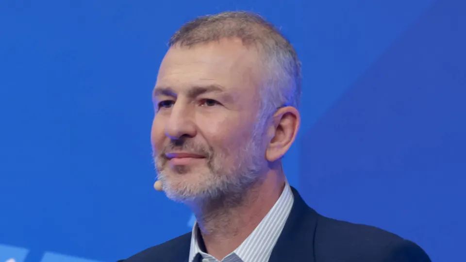 После претензий Генпрокуратуры основатель «Еврохима» и СУЭК Андрей Мельниченко договорился о мировом соглашении: он перечислил 32 млрд рублей в пользу образовательного центра «Сириус», и иск о национализации СИБЭКО был отозван.