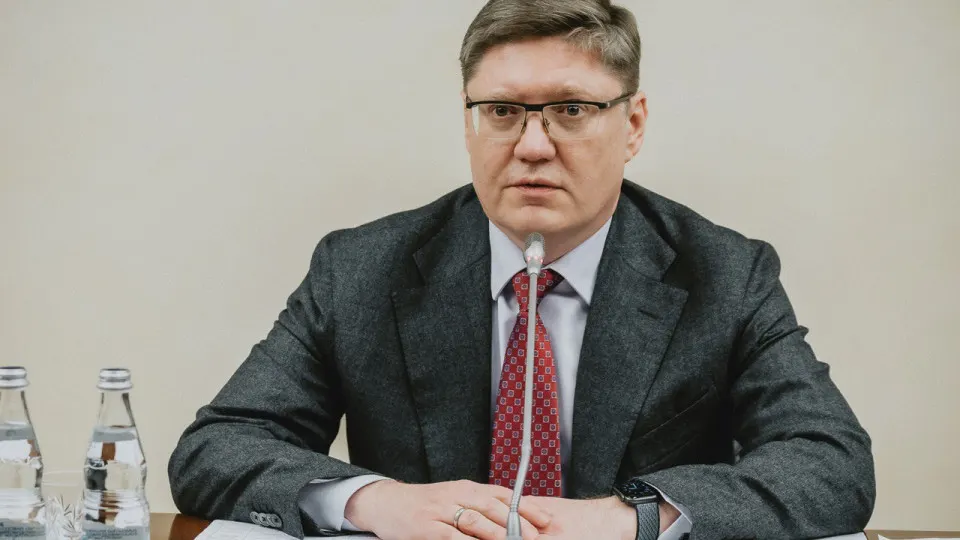 Заместитель руководителя фракции «Единая Россия» Андрей Исаев призвал не поддаваться панике из‑за топливного кризиса, связав перебои с ударами по НПЗ. Между тем аналитики фиксируют резкое сокращение переработки нефти и массовые очереди на АЗС; вводятся ограничения и особые правила отпуска топлива.
