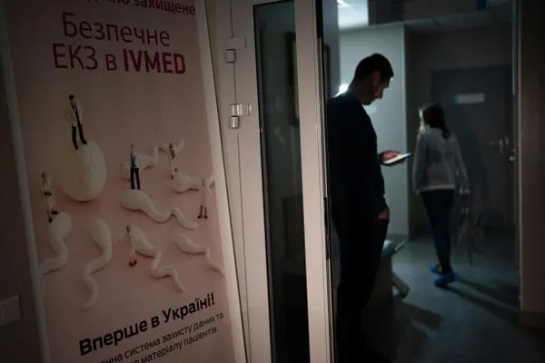Депутаты приняли поправки в закон «О ветеранах»: бесплатно проводить экстракорпоральное оплодотворение смогут жены участников боевых действий, жены инвалидов боевых действий и вдовы, не вступившие в повторный брак в течение пяти лет. Суррогат и забор биоматериалов оплачиваются отдельно.