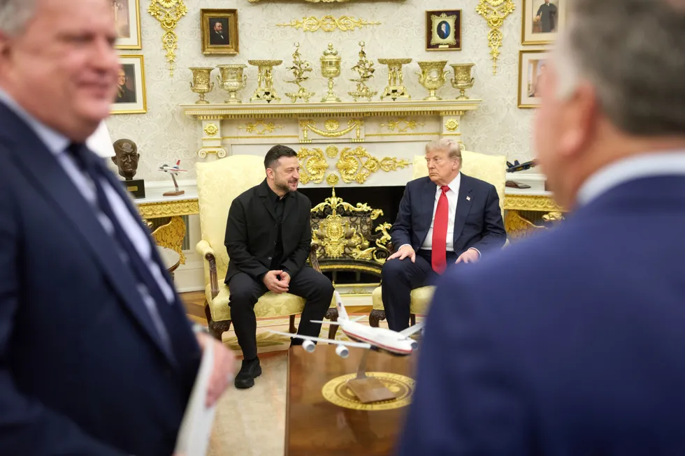 Встреча Владимира Зеленского и Дональда Трампа в Белом доме продлилась чуть больше часа — обсуждали поставки и производство ракет для систем Patriot, а также дальнейшую поддержку Украины; одновременно в Сенате США продвинулся законопроект о пошлинах на российские углеводороды.