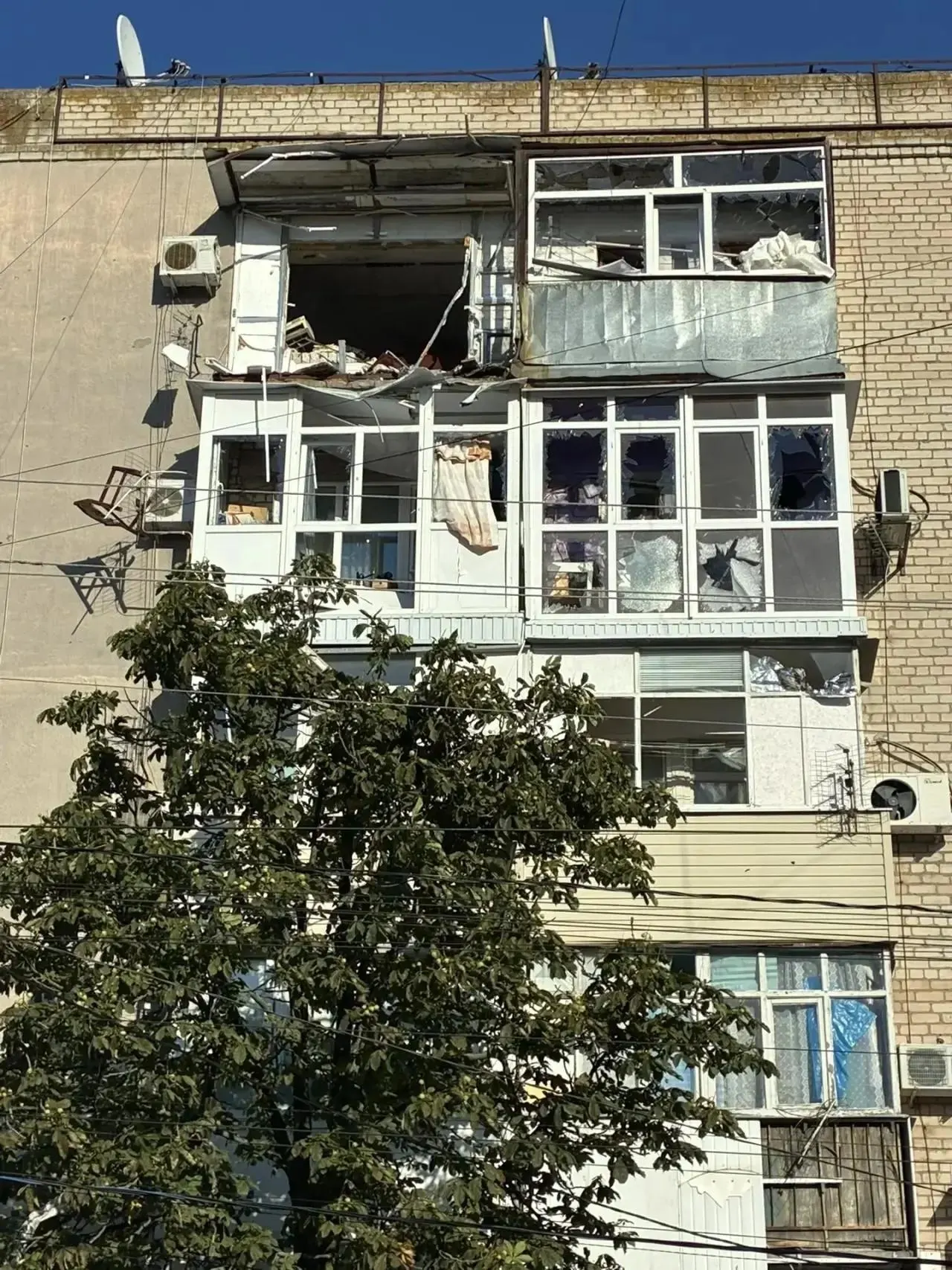В течение суток по разным регионам России нанесены удары, в результате которых более 100 человек погибло и пострадало. Сообщается о применении дронов с поражающей начинкой, расследование продолжается.