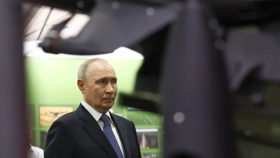На форуме «Все для победы» президент заявил, что через Общероссийский народный фронт добровольно перечислено около 70 млрд руб., а ОНФ объединил свыше 20 млн человек. В то же время доля военных трат в бюджете растёт и достигает рекордных значений.