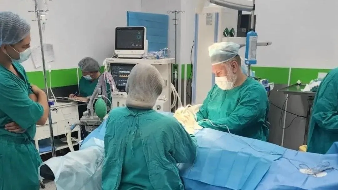 В областной детской клинической больнице провели шестичасовую операцию 17‑летнему пациенту со сколиозом 4‑й степени: деформацию уменьшили примерно на 70%, позвоночник стабилизирован.