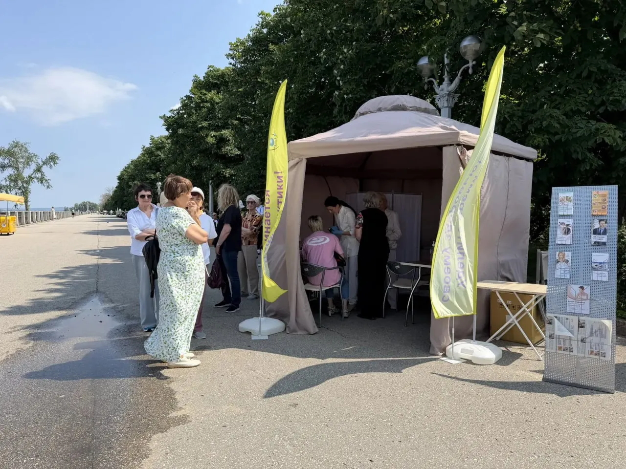 На набережной Самары проходит совместная акция медиков и спасателей: можно бесплатно проверить состояние кожи у дерматолога и онколога, получить советы по профилактике и узнать правила поведения на воде.