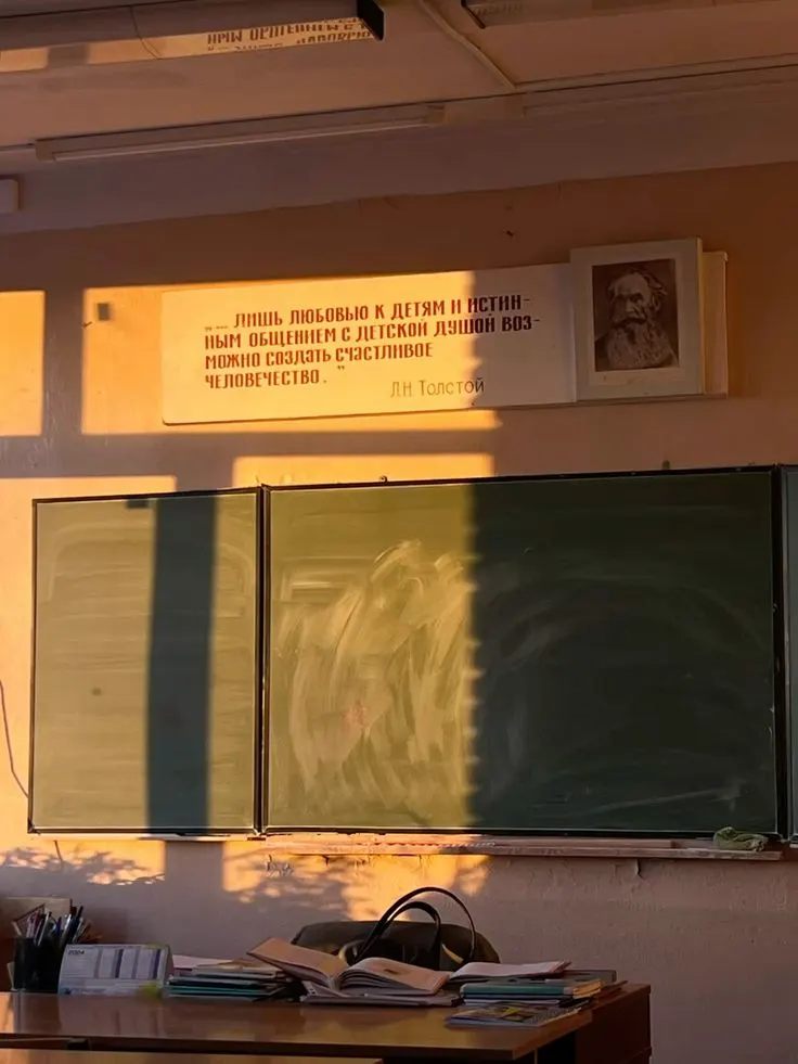 Подать заявление могут все желающие независимо от регистрации ребёнка. Приём идёт до 5 сентября при наличии свободных мест; документы принимают через «Госуслуги», лично в школе или заказным письмом.