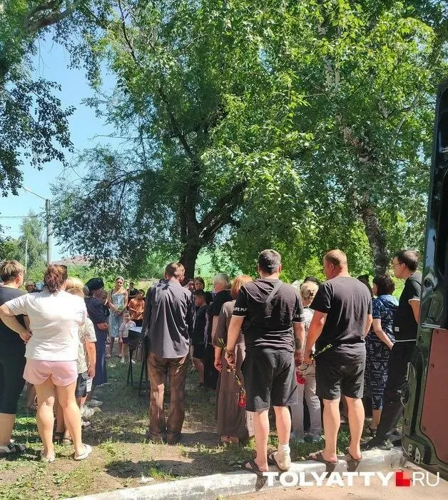 Родные утверждают, что охранник целенаправленно потянул ребёнка с ограды; следствие квалифицировало инцидент по статье о причинении вреда здоровью, отец требует переквалификации на убийство.