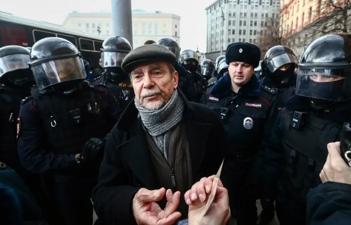 В Хорошевском суде Москвы началось заочное рассмотрение уголовного дела против 84‑летнего правозащитника: прокуратура просит 6,5 года лишения свободы и запрет администрирования сайтов на 10 лет.
