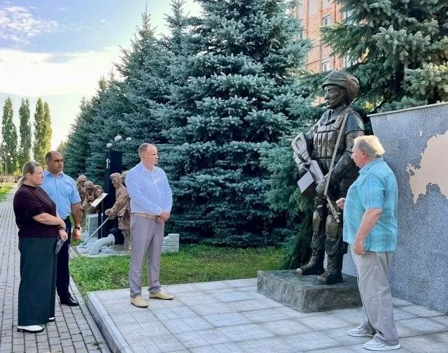 Власти Безенчукского района Самарской области приняли решение доработать монумент участникам боевых действий после проверки, в ходе которой эксперты обнаружили нарушения в пропорциях скульптурных элементов.