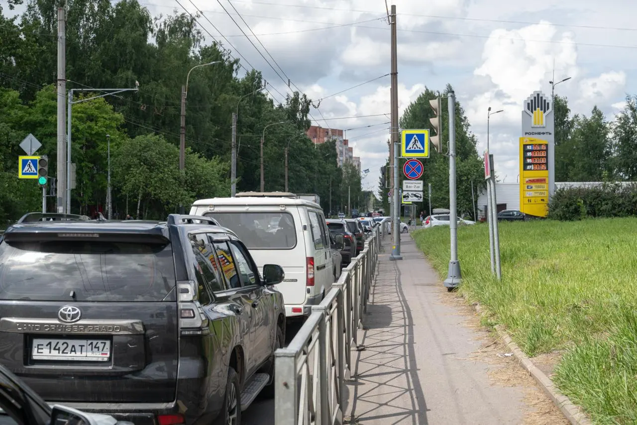 Несмотря на разрешение оборота бензина Евро‑3 по всей России, петербургские автозаправки продолжают получать топливо стандарта Евро‑5 и предлагают покупателям сверять документы при поставках.
