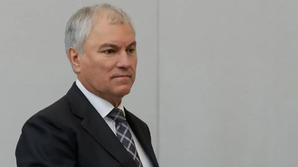 Спикер Госдумы выступил за приоритетное развитие трамвайного сообщения в крупных городах как меру снижения зависимости от автотранспорта. Депутаты комментируют очереди на АЗС и падение производства бензина после ударов по топливной инфраструктуре.