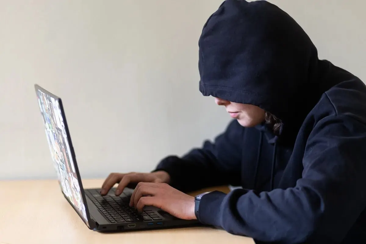 Законопроект предлагает запретить преследователям приближаться к жертвам, навещать места их повседневной жизни и выходить с ними на связь. Документ направлен в правительство — при одобрении новые правила могут вступить в силу с 1 января 2027 года.