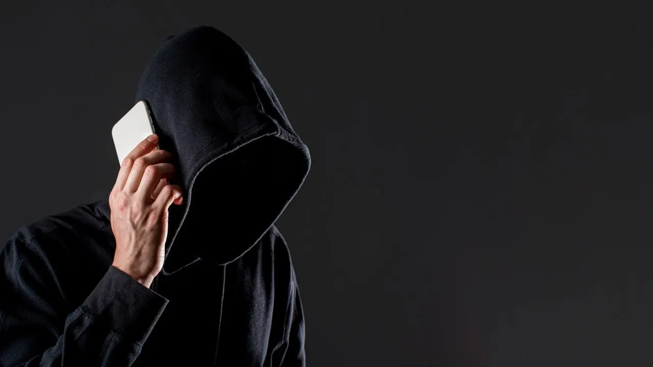 22‑летнюю студентку запугали «налоговым штрафом»: по телефону ей сообщили об угрозе ареста счетов и потребовали срочной оплаты — в результате было переведено почти 400 тысяч рублей.
