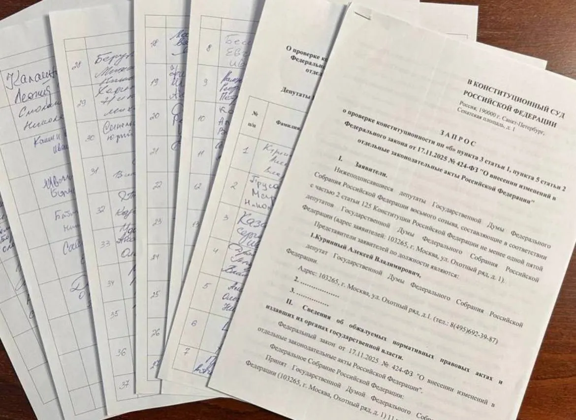 Депутат от Ульяновской области Алексей Куринный собрал 73 подписи коллег для запроса в Конституционный суд о проверке закона об обязательной отработке для студентов-медиков; для подачи обращения нужно 90 подписей.