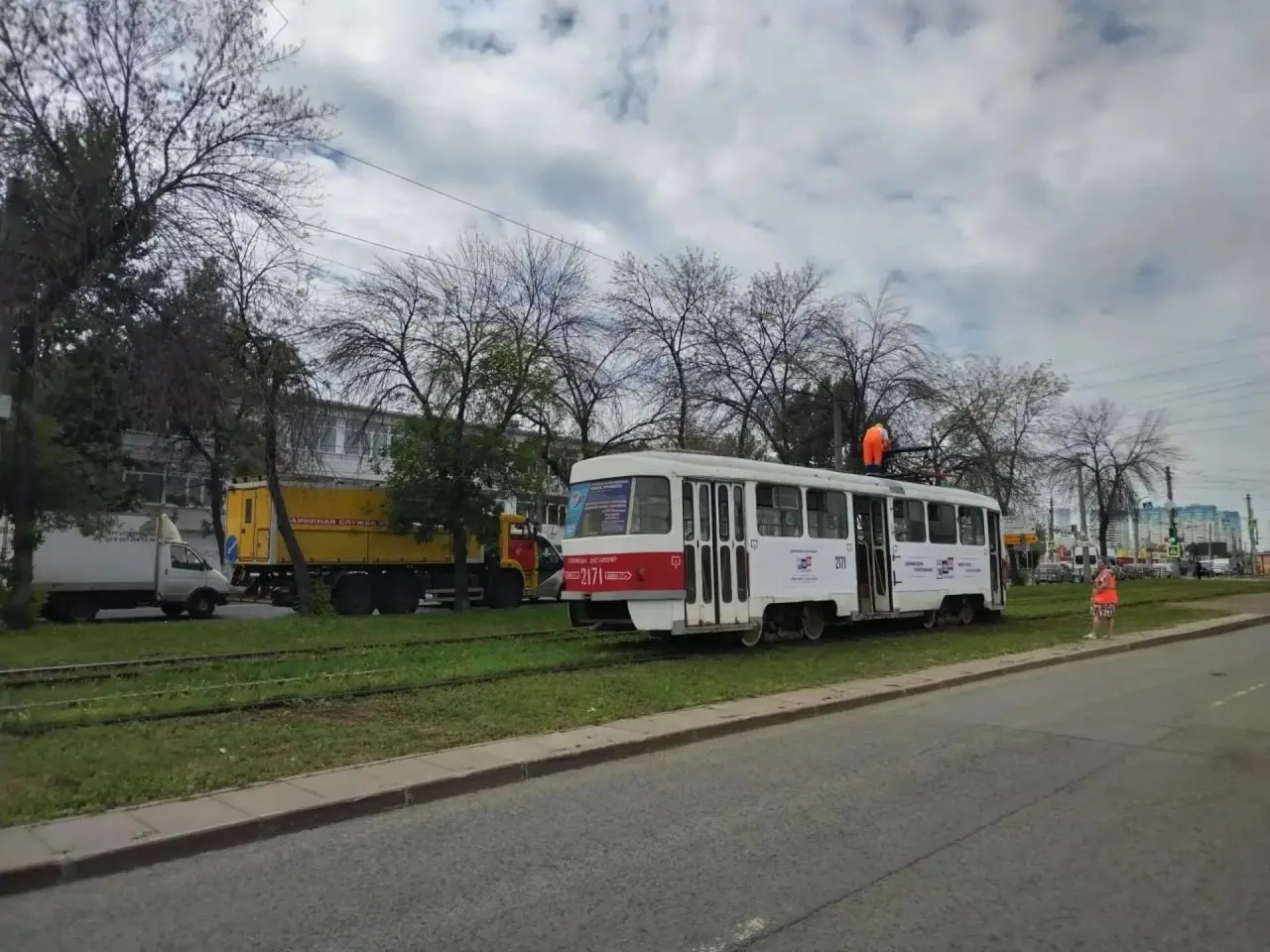 На улице Антонова‑Овсеенко в Самаре остановились трамваи в сторону города. На месте работает аварийная бригада.
