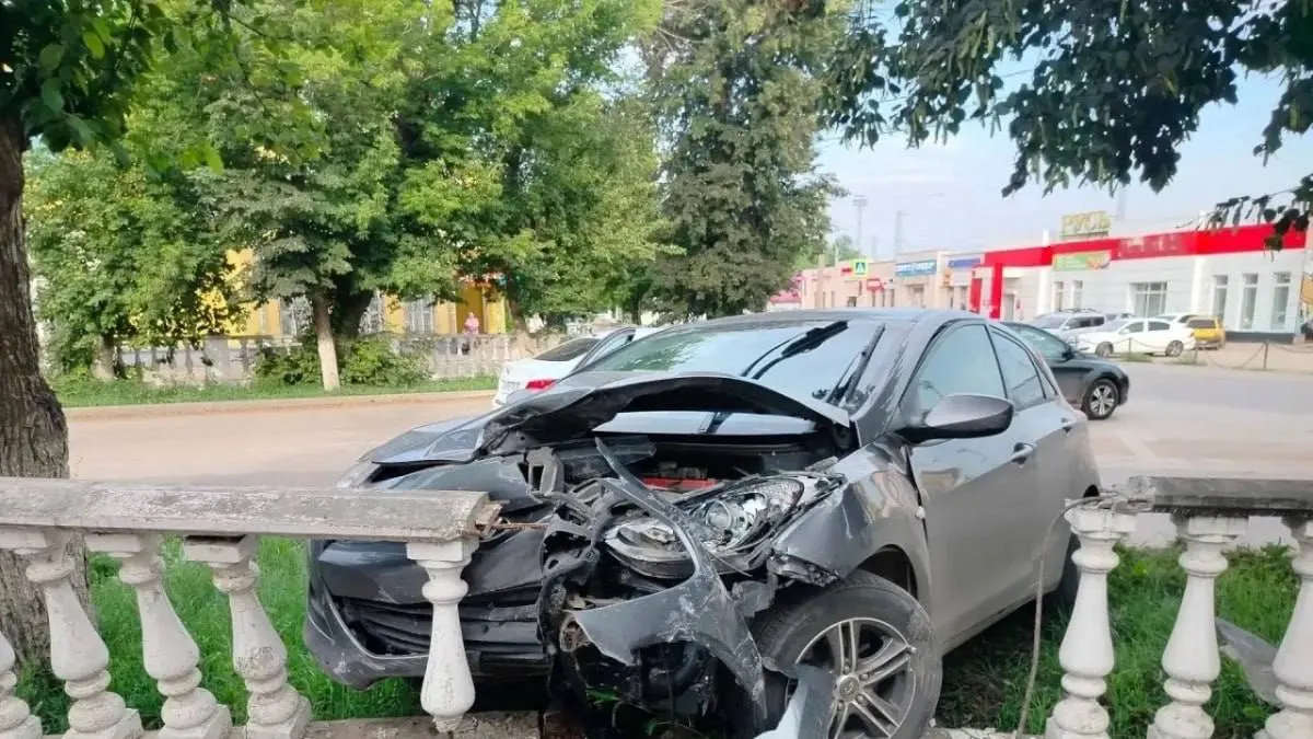 Под Самарой автомобиль Hyundai столкнулся с декоративной оградой. В результате ДТП пострадал пассажир, подробности уточняются.