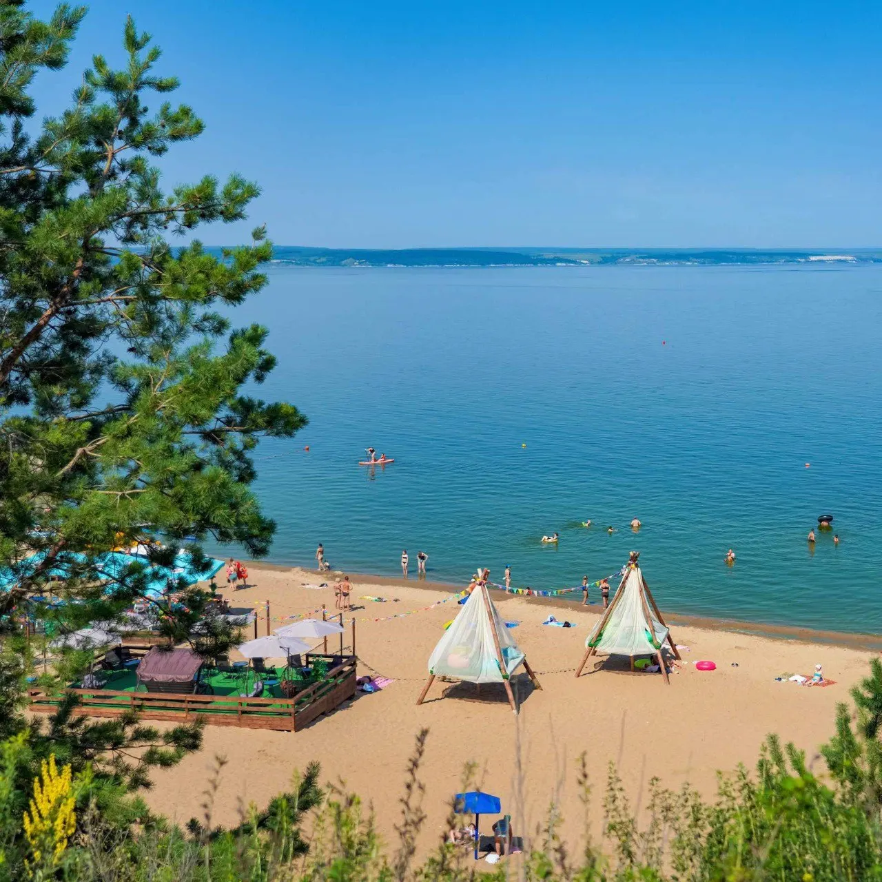 Днём ожидается жара до +33 °C, ночью прохладнее. В отдельных районах возможны кратковременные дожди.