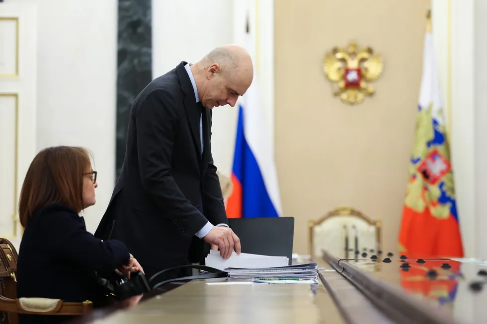 Парламент разрешил Минфину автоматически увеличивать расходы и госдолг, чтобы покрывать кассовые разрывы. Это временно спасёт дефицит, но подрывает предсказуемость фискальной политики, повышает риски инфляции и роста ставок и ставит под удар инвестиции и долгосрочный рост.